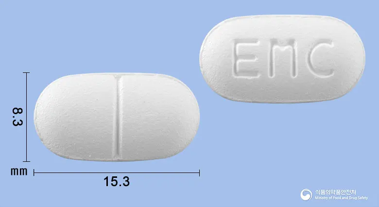엘뮤코정(에르도스테인) 앞뒤 사진 (흰색 타원형, 각인 EMC)