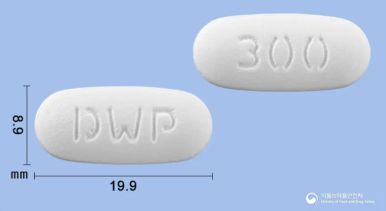 리카뉴로서방정300mg(프레가발린) 앞뒤 사진 (흰색 타원형, 각인 DWP / 300)