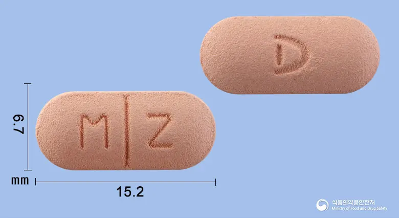 디맥트리플정 앞뒤 사진 (분홍색 장방형, 각인 M Z)