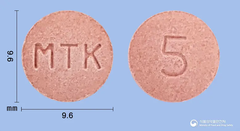 몬테원츄정5mg(몬테루카스트나트륨) 앞뒤 사진 (분홍색 원형, 각인 MTK / 5)