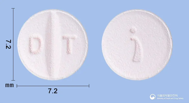 디엠타틴정(피타바스타틴칼슘수화물) 앞뒤 사진 (분홍색 원형, 각인 D T)