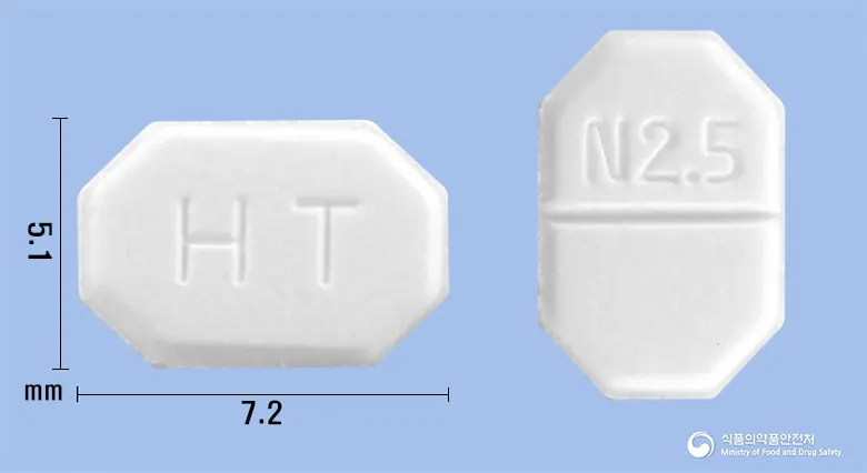 노브디핀에스정2.5mg(에스암로디핀베실산염이수화물) 앞뒤 사진 (흰색 팔각형, 각인 HT / N2.5)