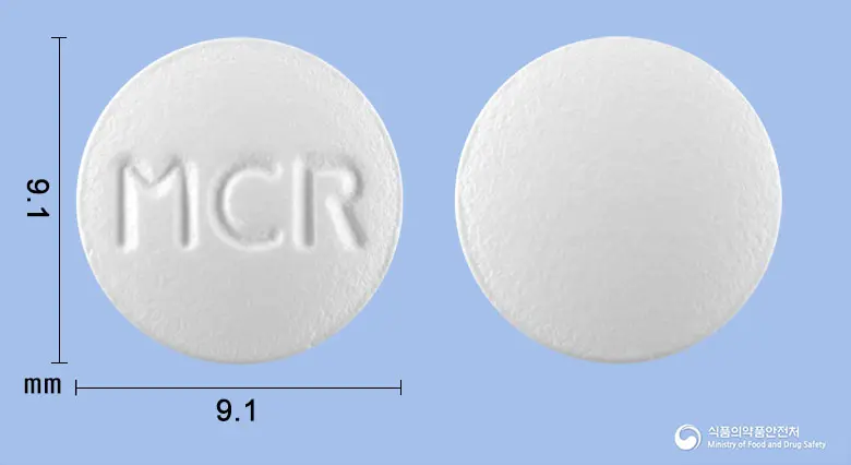 마크록시정(록시트로마이신) 앞뒤 사진 (흰색 원형, 각인 MCR)