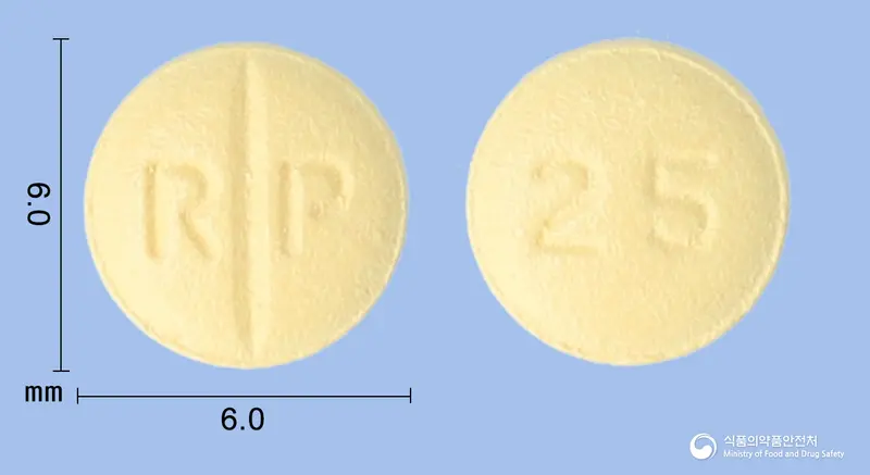 토라메이트정25mg(토피라메이트) 앞뒤 사진 (노란색 원형, 각인 R P / 25)