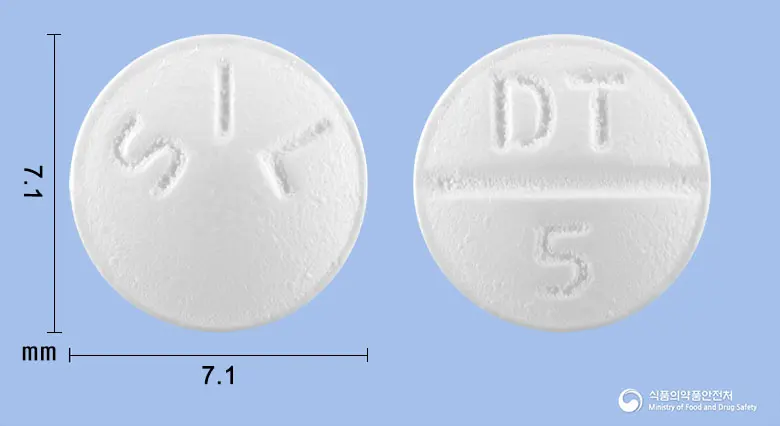 디멘케어정5밀리그램(도네페질염산염일수화물) 앞뒤 사진 (흰색 원형, 각인 SIL / DT 5)