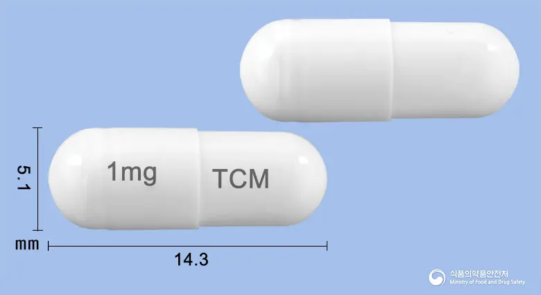 타크로민캡슐1밀리그램(타크로리무스수화물) 앞뒤 사진 (흰색 캡슐, 각인 1mg TCM)