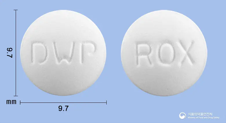 록씨원정(록시트로마이신) 앞뒤 사진 (흰색 원형, 각인 DWP / ROX)
