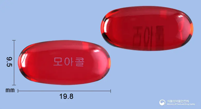 모아콜연질캡슐 앞뒤 사진 (빨간색·투명 캡슐, 각인 모아콜)