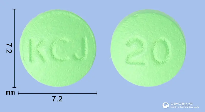 파탁정20mg(파모티딘) 앞뒤 사진 (연두색 원형, 각인 KCJ / 20)