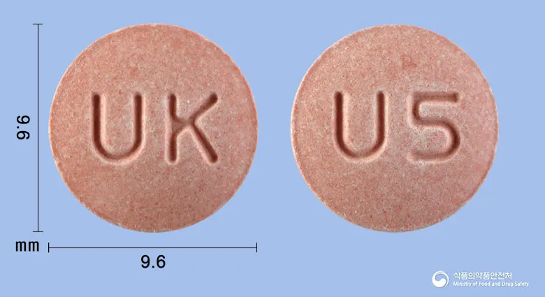 유니몬스트츄정5밀리그램(몬테루카스트나트륨) 앞뒤 사진 (분홍색 원형, 각인 UK / U5)