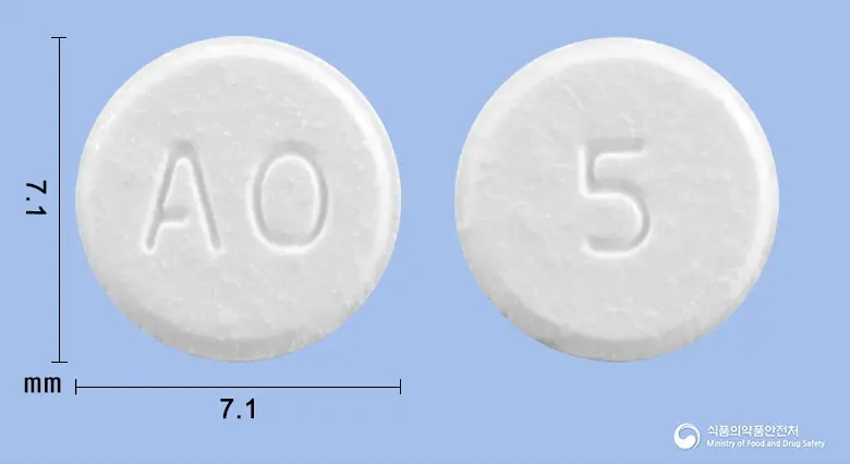 알쯔페질속붕정5mg(도네페질염산염수화물) 앞뒤 사진 (흰색 원형, 각인 AO / 5)