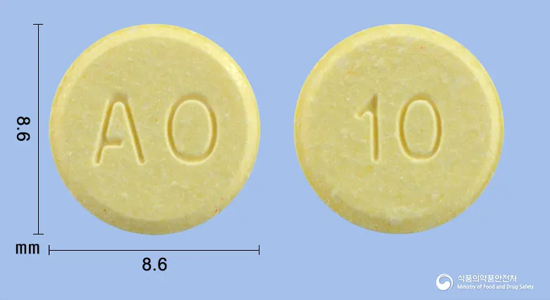 알쯔페질속붕정10mg(도네페질염산염수화물) 앞뒤 사진 (노란색 원형, 각인 AO / 10)