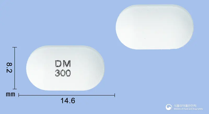 안티그라서방정300밀리그램(사르포그렐레이트염산염) 앞뒤 사진 (흰색 장방형, 각인 DM300)