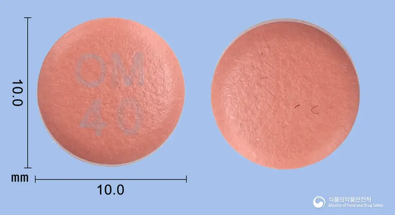 에스오피라졸정40mg(에스오메프라졸마그네슘삼수화물) 앞뒤 사진 (분홍색 원형, 각인 OM40)