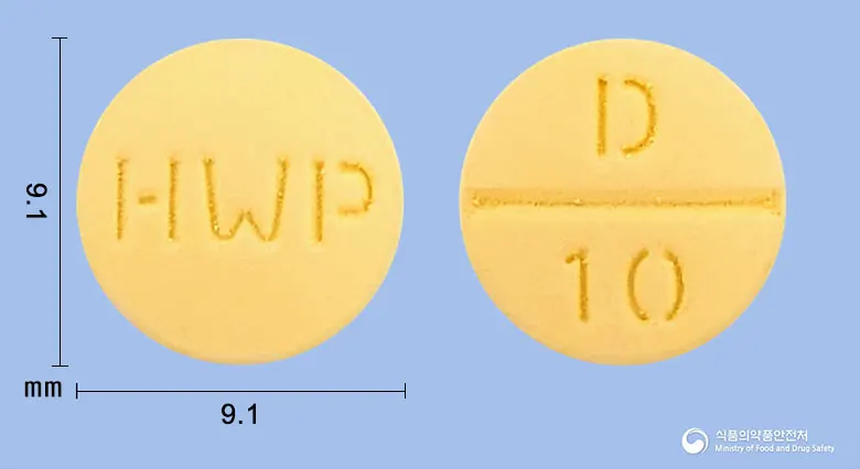 한화도네페질정10mg(도네페질염산염일수화물) 앞뒤 사진 (노란색 원형, 각인 HWP / D 10)