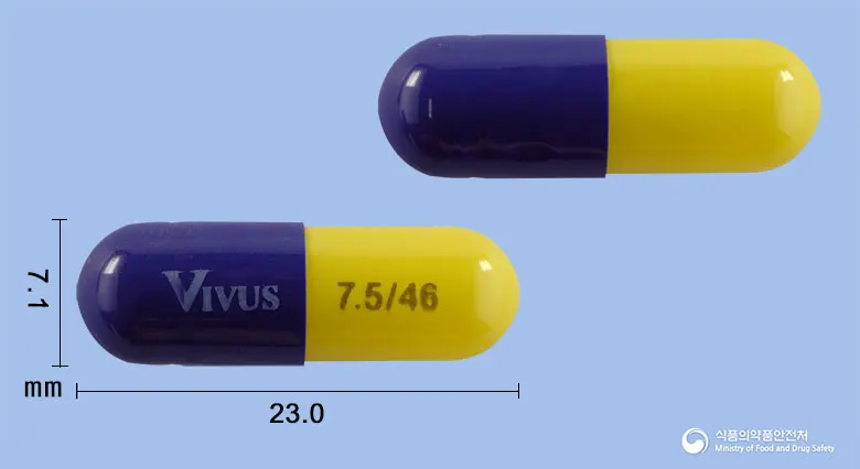 큐시미아캡슐7.5mg/46mg 앞뒤 사진 (보라색 캡슐, 각인 VIVUS 7.5/46)