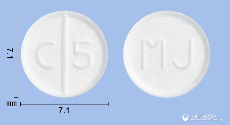 디카베엠정25mg(카르베딜롤) 앞뒤 사진 (흰색 원형, 각인 C 5 / MJ)