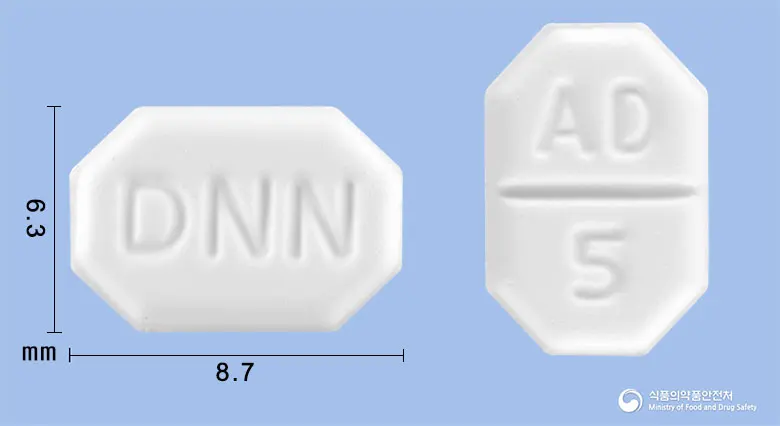 암로디젠정(암로디핀베실산염) 앞뒤 사진 (흰색 팔각형, 각인 DNN / AD 5)