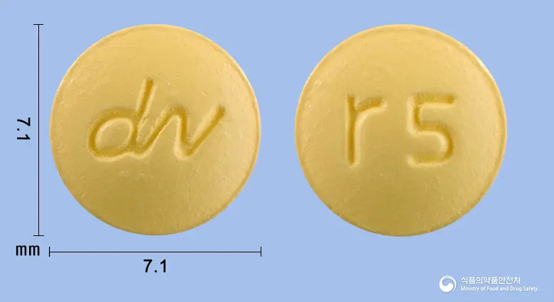 로바테롤정5mg(로수바스타틴칼슘) 앞뒤 사진 (노란색 원형, 각인 r5)