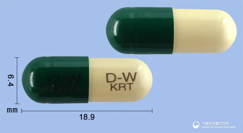 케라티딘캡슐 앞뒤 사진 (초록색 캡슐, 각인 D-W D-WKRT KRT)