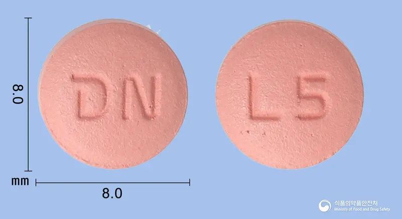 뉴라젠타정(리나글립틴) 앞뒤 사진 (분홍색 원형, 각인 N / L5)
