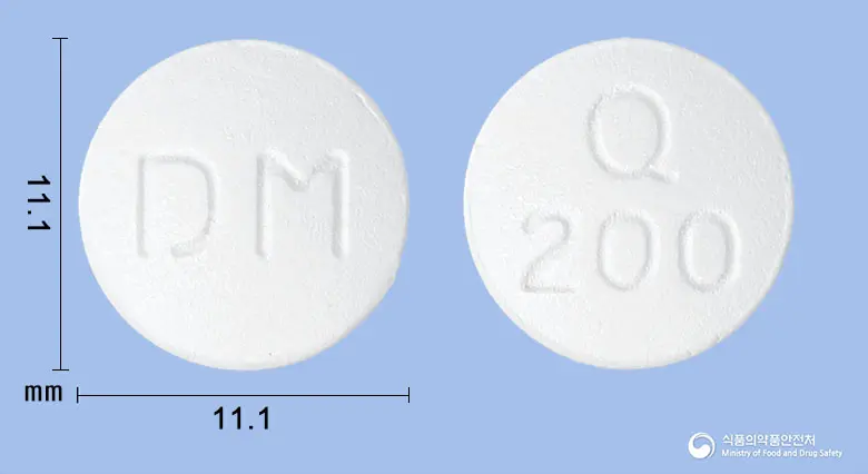 쿠아핀정200밀리그램(쿠에티아핀푸마르산염) 앞뒤 사진 (흰색 원형, 각인 DM / Q200)