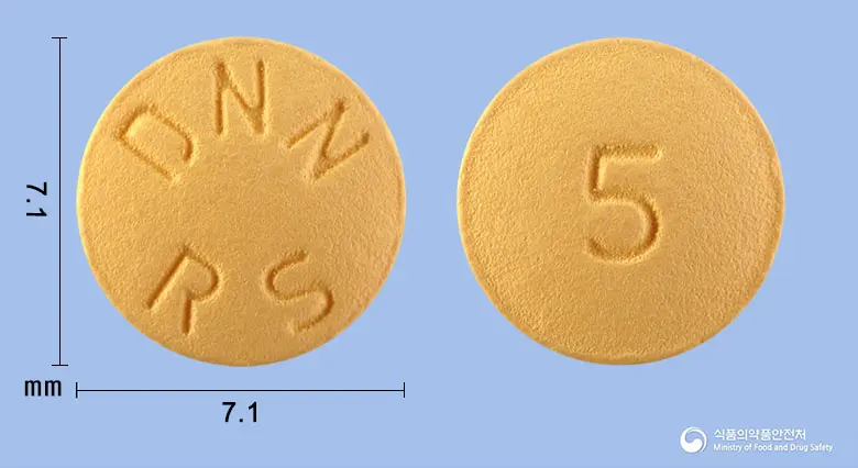 크로원정5mg(로수바스타틴칼슘) 앞뒤 사진 (주황색 원형, 각인 DNNRS / 5)