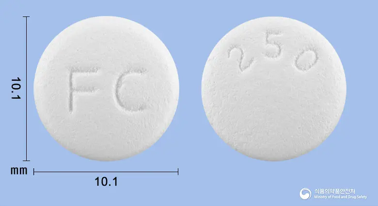 팜씨원정250mg(팜시클로비르) 앞뒤 사진 (흰색 원형, 각인 FC / 250)