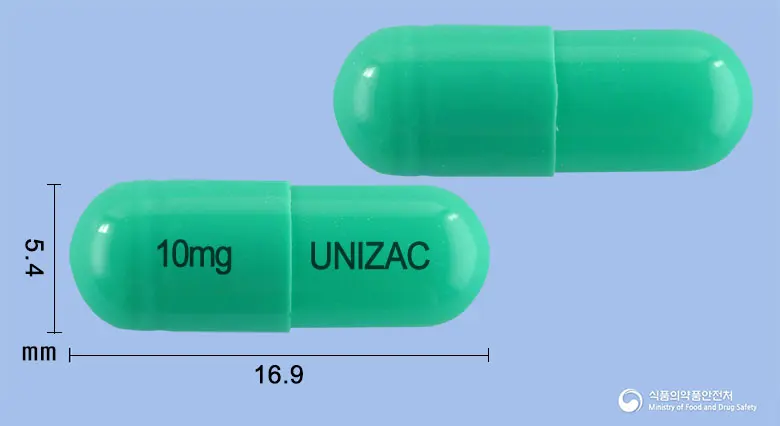 유니작캡슐10밀리그램(플루옥세틴염산염) 앞뒤 사진 (초록색 캡슐, 각인 10mg UNIZAC)