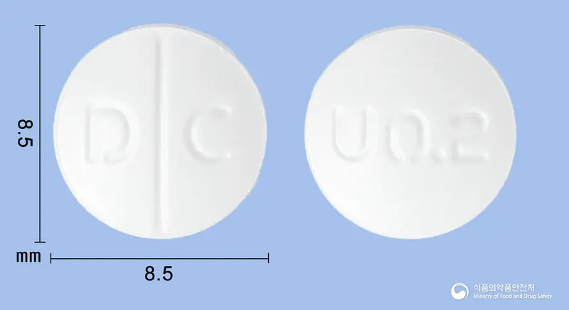 유로린정0.2mg(데스모프레신아세트산염) 앞뒤 사진 (흰색 원형, 각인 D C / U 0.2)