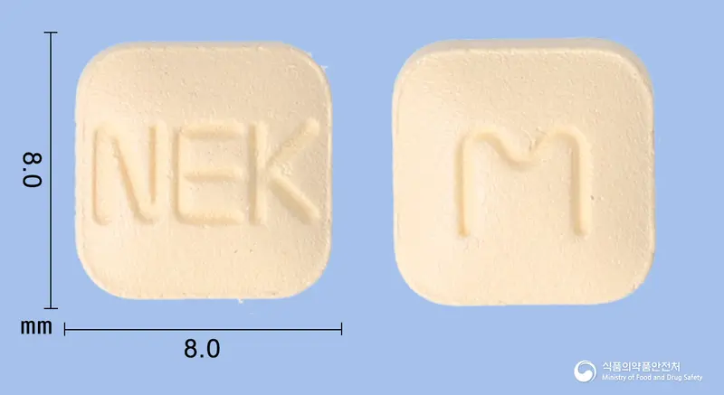 몬카르정10밀리그램(몬테루카스트나트륨) 앞뒤 사진 (주황색 사각형, 각인 NEK / M)