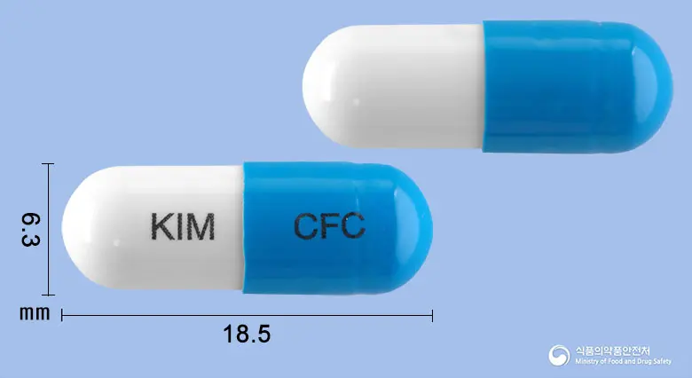 세파킴캡슐(세파클러수화물) 앞뒤 사진 (파란색 캡슐, 각인 KIM CFC)