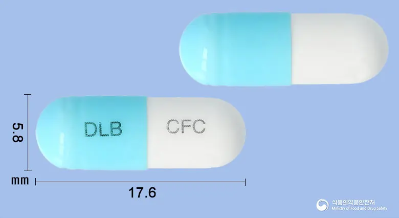 세파로딘캡슐(세파클러수화물) 앞뒤 사진 (파란색 캡슐, 각인 DLB CFC)