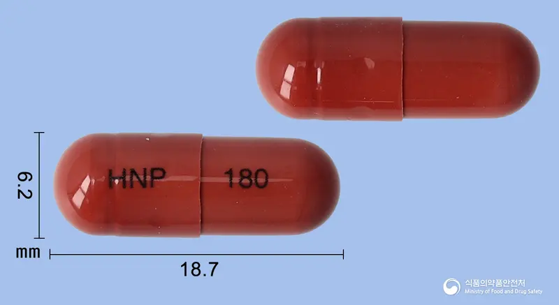 안토원캡슐(포도엽건조엑스) 앞뒤 사진 (갈색 캡슐, 각인 HNP 180)