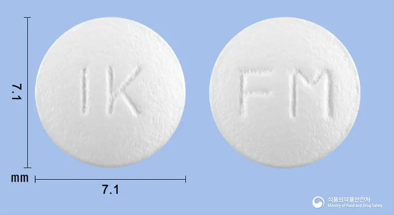 파모타정(파모티딘) 앞뒤 사진 (흰색 원형, 각인 IK / FM)