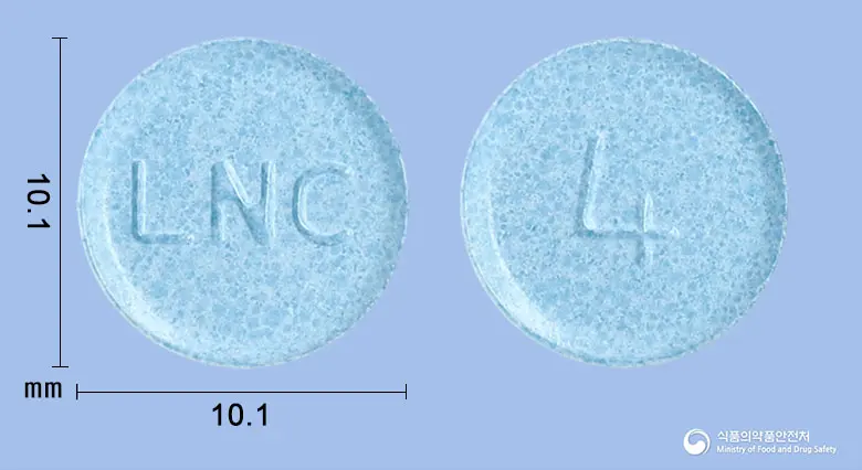 메가클로버정(아시클로버) 앞뒤 사진 (파란색 원형, 각인 LNC / 4)