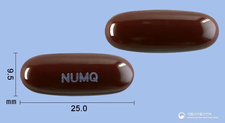 뉴먼트엠지플러스큐연질캡슐 앞뒤 사진 (갈색 캡슐, 각인 NUMQ)