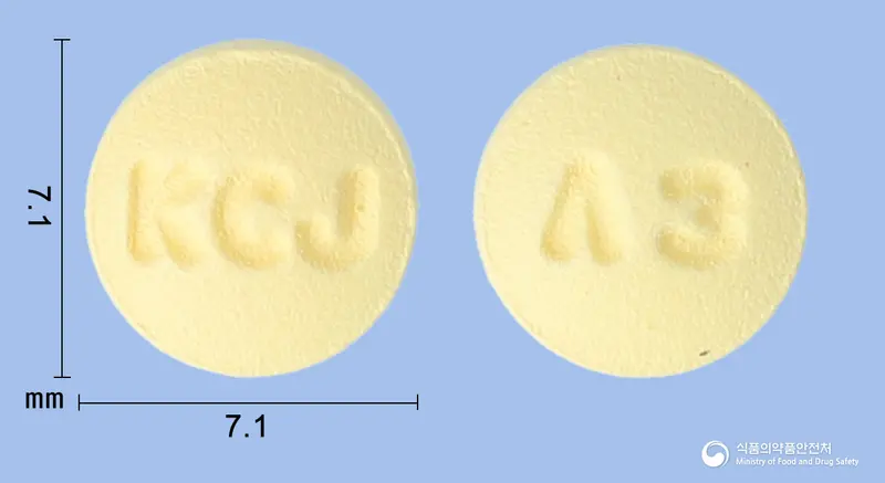 제이페질정5mg(도네페질염산염수화물) 앞뒤 사진 (노란색 원형, 각인 KCJ / ∧3)