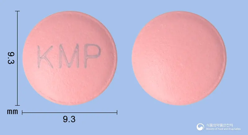 브멜라인장용정(브로멜라인) 앞뒤 사진 (분홍색 원형, 각인 KMP)