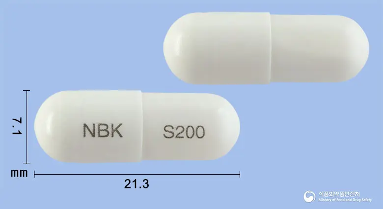 실렌타서방캡슐200밀리그램(실로스타졸) 앞뒤 사진 (흰색 캡슐, 각인 NBK S200)