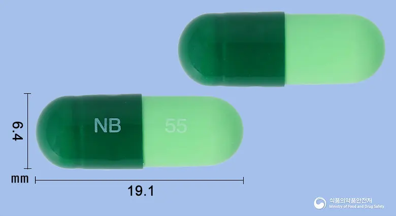 세시텐캡슐(아세틸시스테인) 앞뒤 사진 (초록색 캡슐, 각인 NB 55)