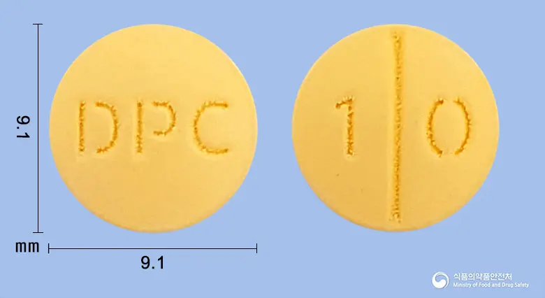 도네틴정10밀리그램(도네페질염산염일수화물) 앞뒤 사진 (노란색 원형, 각인 DPC / 1 0)