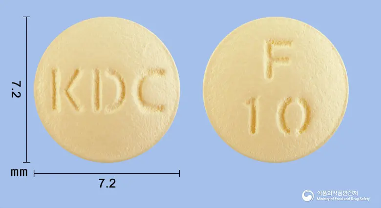 펩티스정(파모티딘) 앞뒤 사진 (노란색 원형, 각인 KDC / F10)