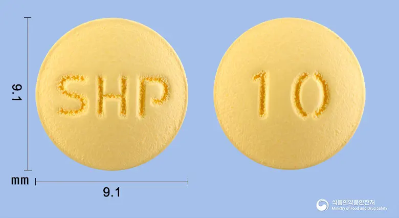 네오셉트정10밀리그램(도네페질염산염일수화물) 앞뒤 사진 (노란색 원형, 각인 SHP / 10)