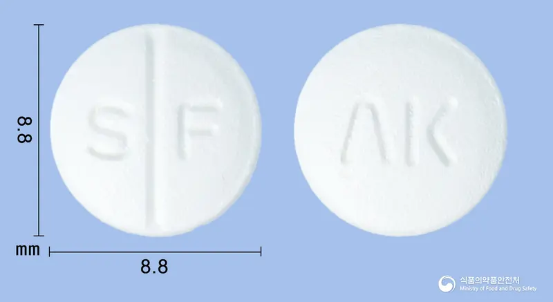 사포디필정(사르포그렐레이트염산염) 앞뒤 사진 (흰색 원형, 각인 S F / ΛK)