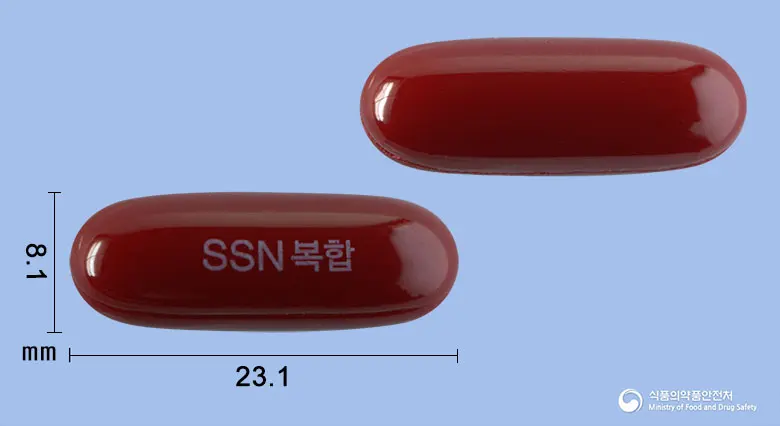신신복합유디씨에이연질캡슐 앞뒤 사진 (빨간색 캡슐, 각인 SSN복합)