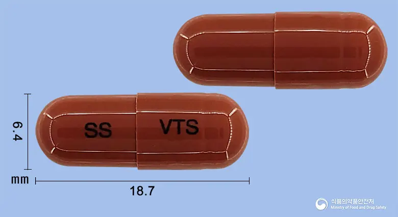 삼티스캡슐(포도엽건조엑스) 앞뒤 사진 (갈색 캡슐, 각인 SS VTS)