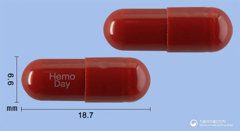 헤모데이캡슐(폴리사카리드철착염) 앞뒤 사진 (빨간색 캡슐, 각인 HemoDay)
