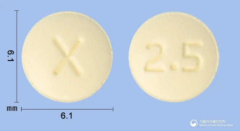 자바록사정2.5밀리그램(리바록사반) 앞뒤 사진 (노란색 원형, 각인 X / 2.5)