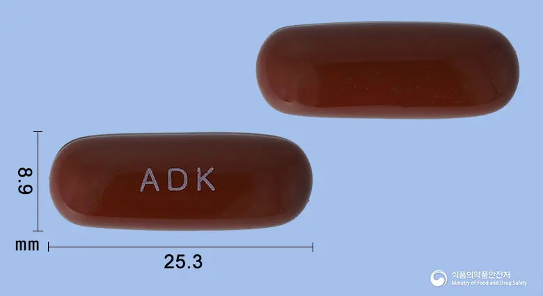 센스온액티브연질캡슐 앞뒤 사진 (갈색 캡슐, 각인 ADK)